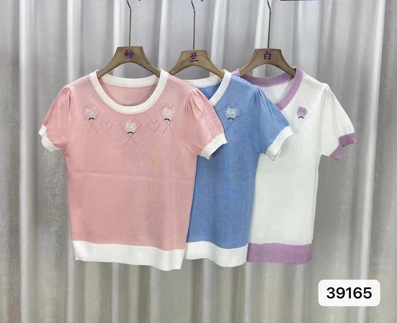 New design, sweet, fresh, contrasting color flower embroidery, versatile short-sleeved top for women