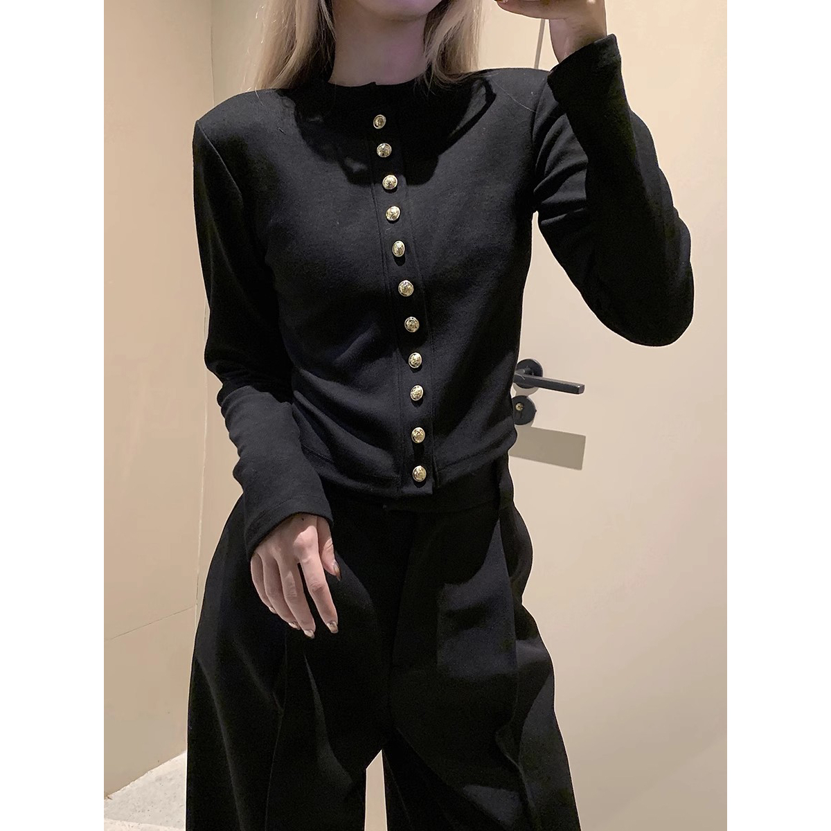 Metal buckle French niche long-sleeved women's autumn and winter slim fashion high-end short bottoming shirt top