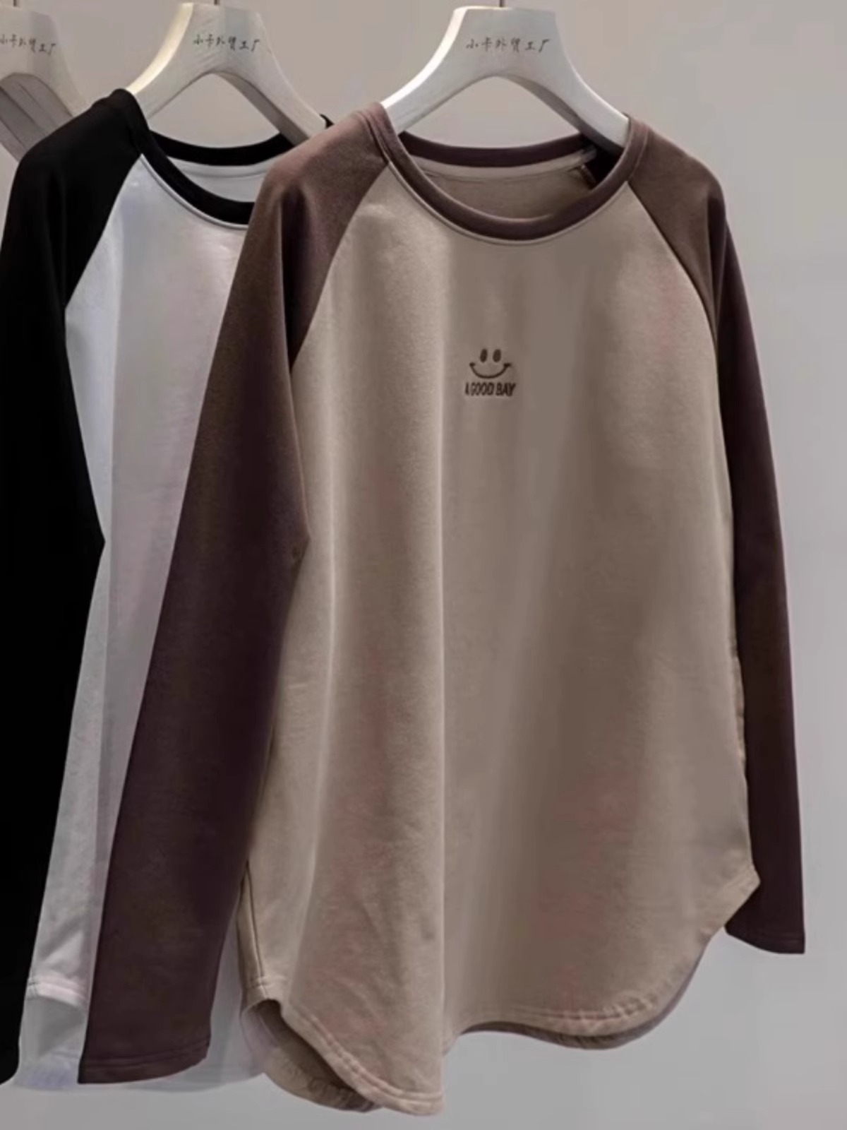 Winter skin-friendly brushed round neck contrasting raglan long-sleeved T-shirt for women with embroidered smiley face bottoming shirt mid-length trendy top