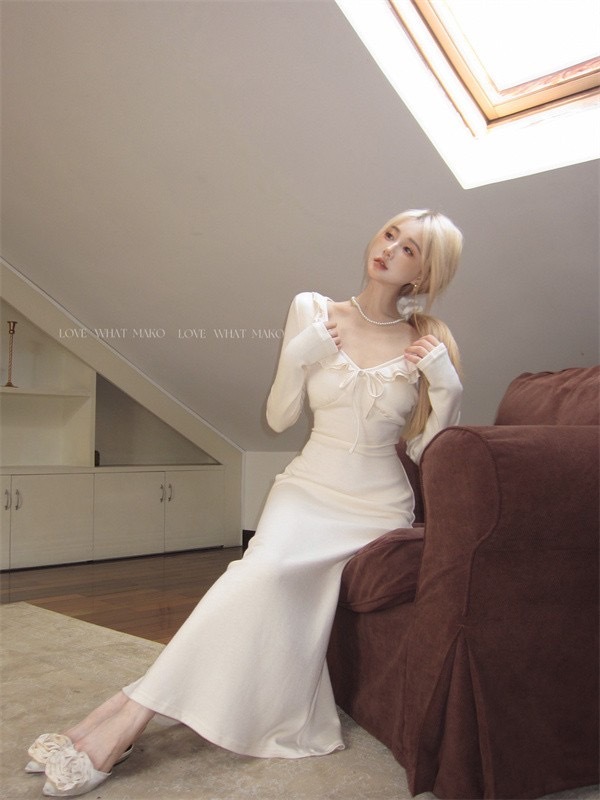 White v-neck knitted dress for women in autumn and winter, long-sleeved waist skirt, super pretty, gentle style, a-line long skirt