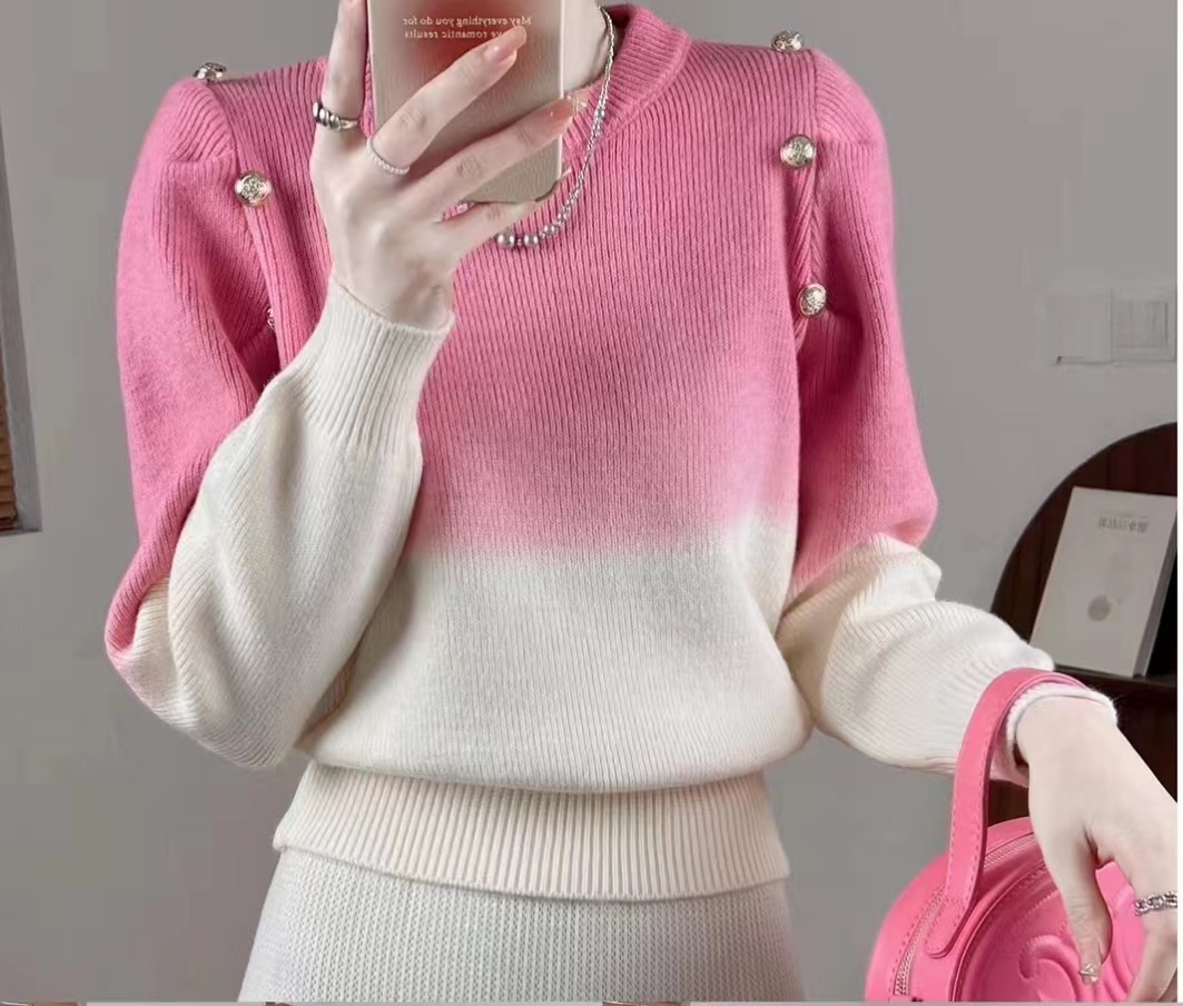 This year's popular and beautiful age-reducing color-blocked round neck pullover sweater for women in autumn and winter new design with long-sleeved top