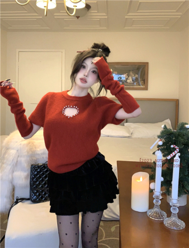 Actual shot of hot girl's Christmas outfit with niche hollow design, round neck sweater with peach-shaped sleeves