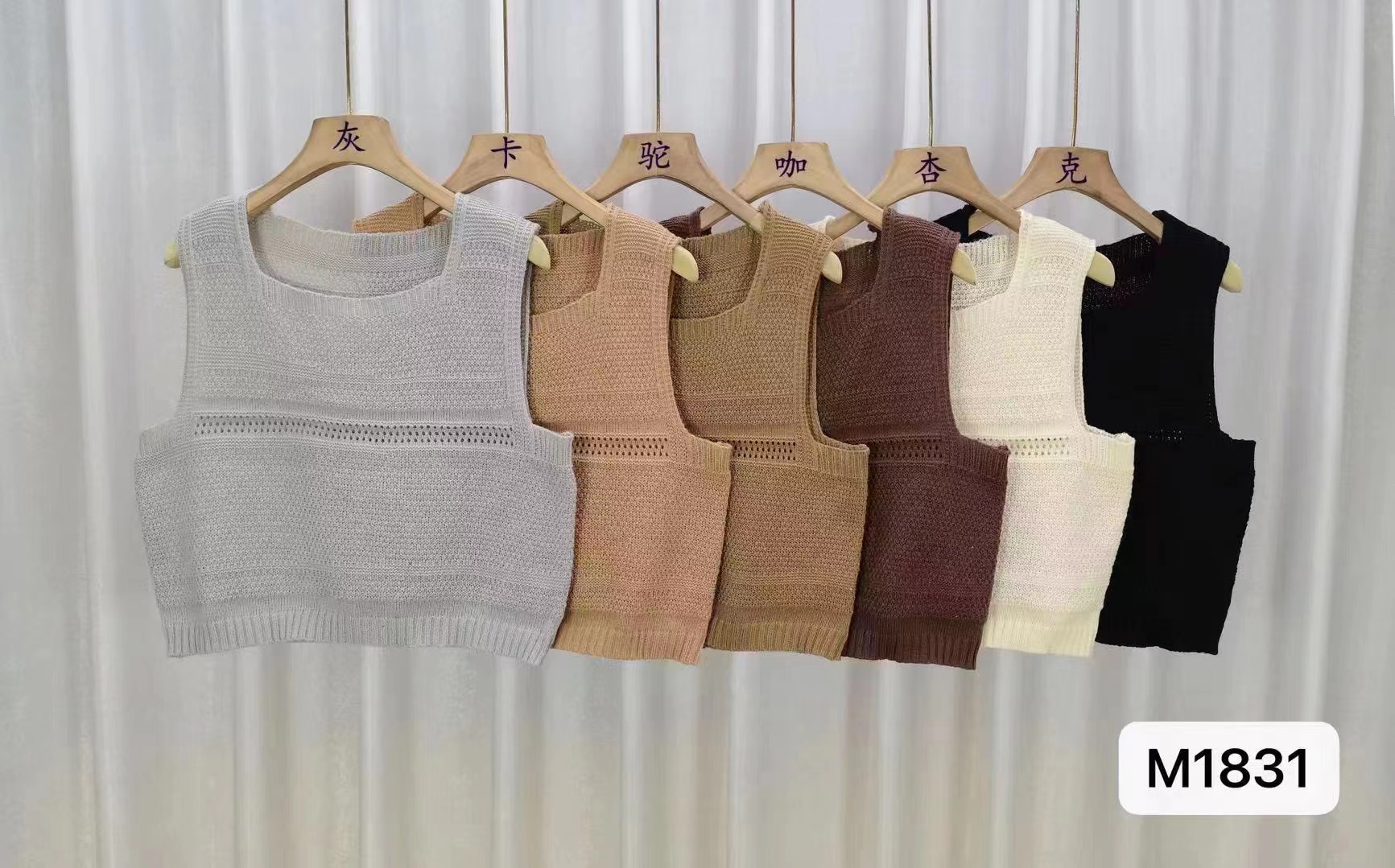 New design, modern and age-reducing square collar textured knitted vest