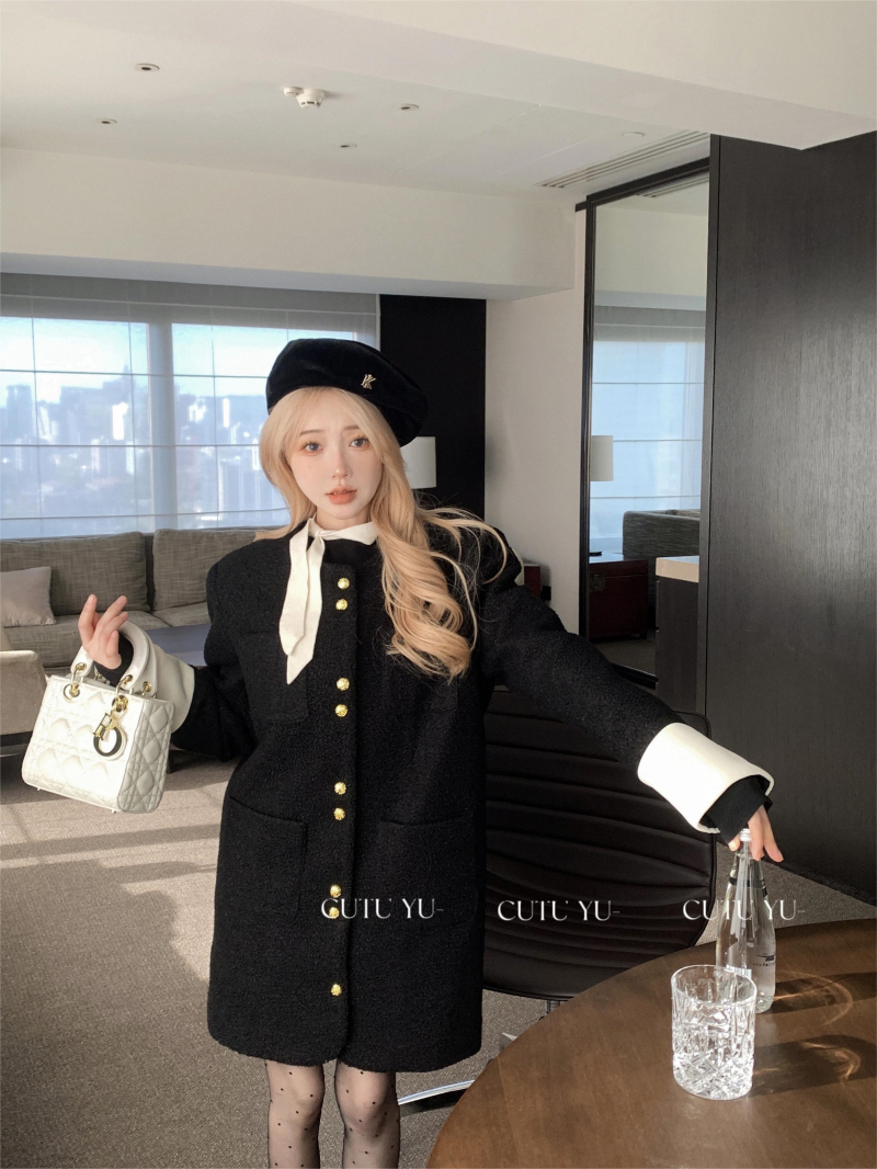 Real shot of autumn and winter quilted and thickened elegant lady's mid-length small fragrant jacket + French bottoming sweater