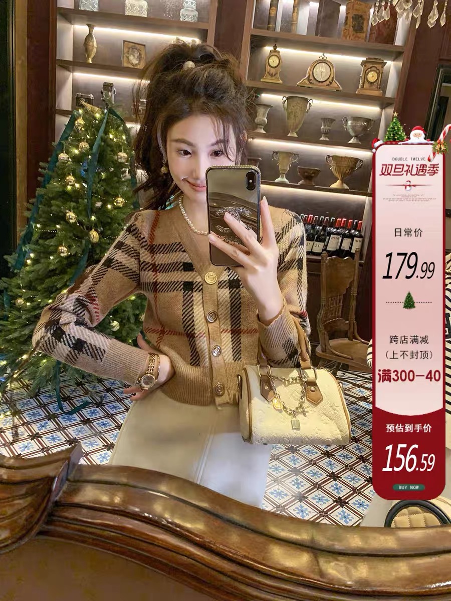 魚兔子的兔子v領毛衣女格子秋冬2023新款溫柔風單排扣針織開衫女