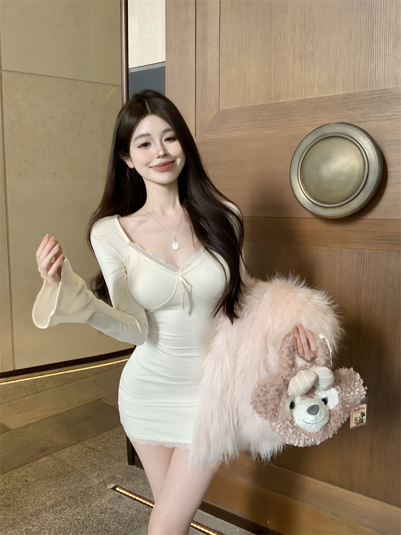 秋裝設計感蕾絲邊喇叭袖緊身顯瘦包臀裙子女裝打底外穿長袖連衣裙