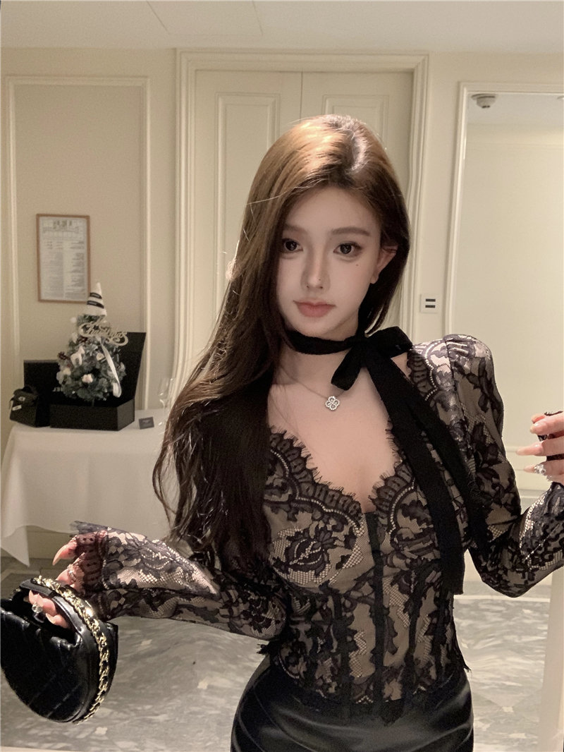 Actual shot of Baroness of the Night, elegant sister lace top, versatile autumn and winter V-neck inner wear