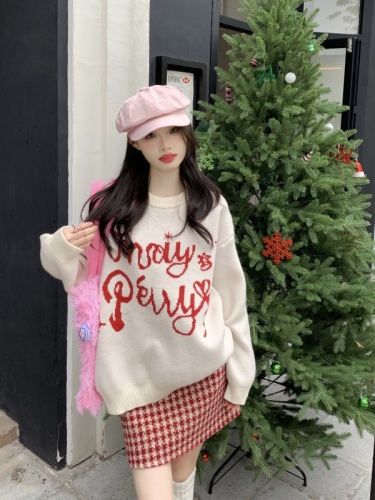 Actual shot of sweet style suit with contrasting letter embroidery, soft waxy sweater, winter A-line skirt and skirt, two-piece set