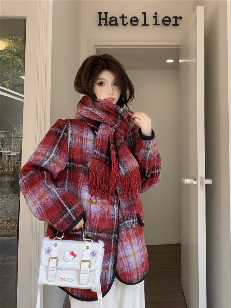 Real shot of winter French retro temperament V-neck with scarf and quilted thickened warm coat design coat for women