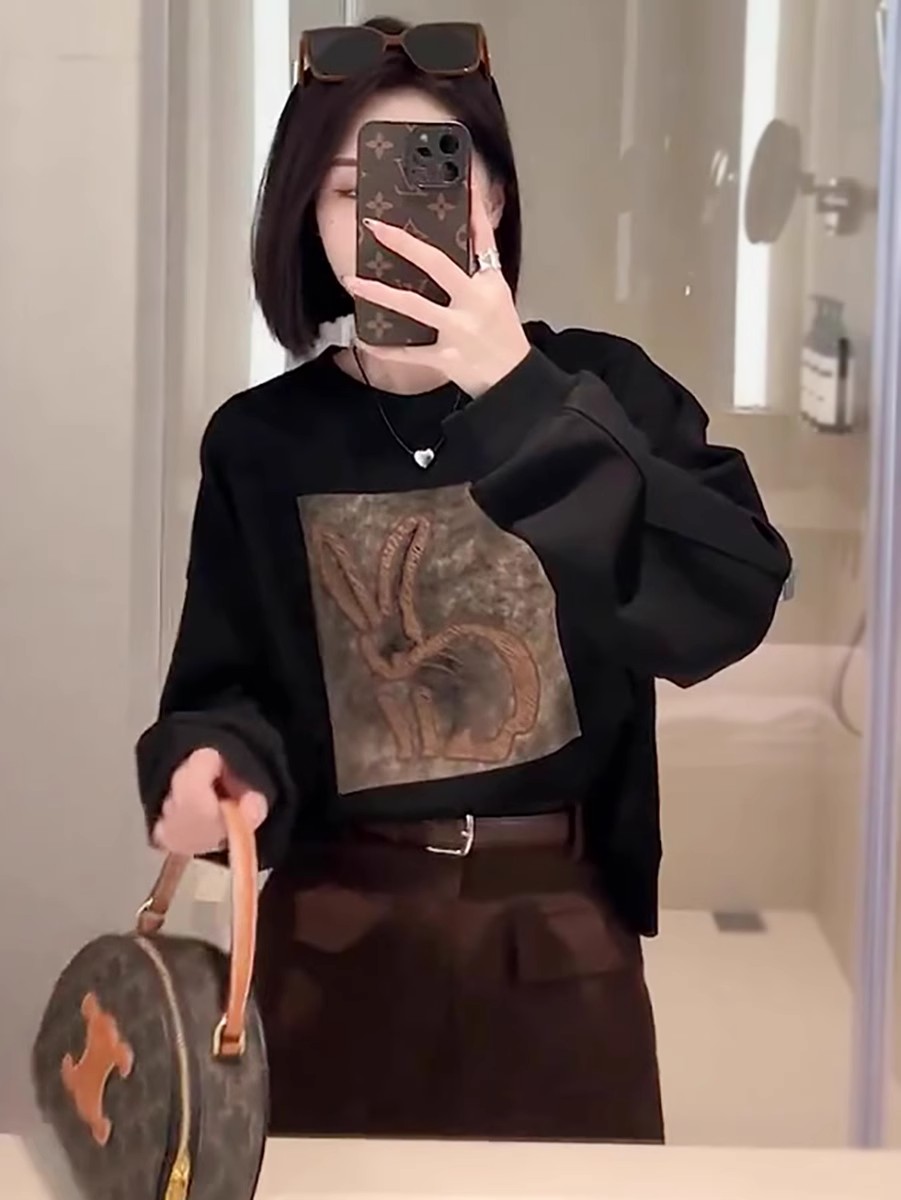 美式復古兔子印花黑色加絨衛衣女2023秋季韓式減齡氣質休閒上衣