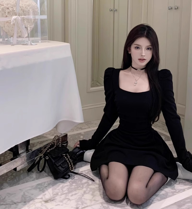 法式赫本風辣妹方領連衣裙女裝秋冬季長袖小黑裙收腰短裙氣質裙子