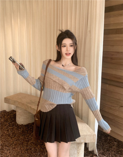 Actual shot of versatile and versatile one-shoulder knitted sweater in contrasting colors + high-waist slim woolen pleated skirt