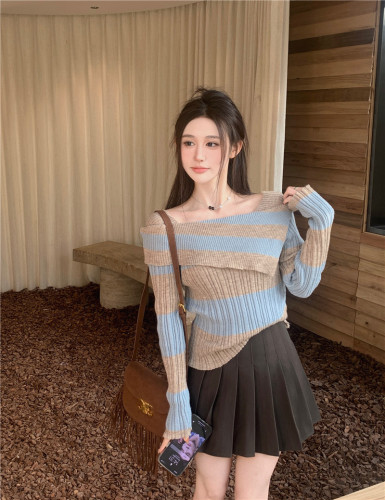 Actual shot of versatile and versatile one-shoulder knitted sweater in contrasting colors + high-waist slim woolen pleated skirt