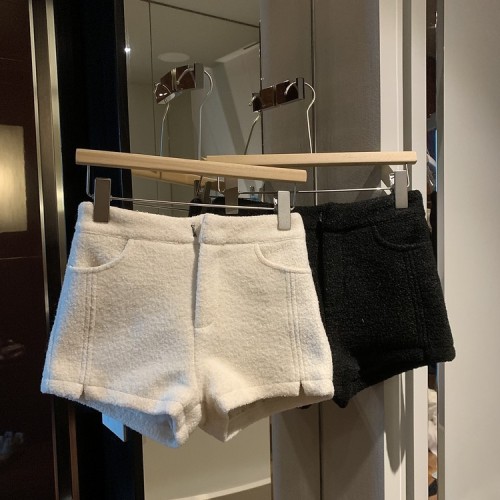 Actual shot of autumn and winter retro high-waisted woolen hot girl shorts