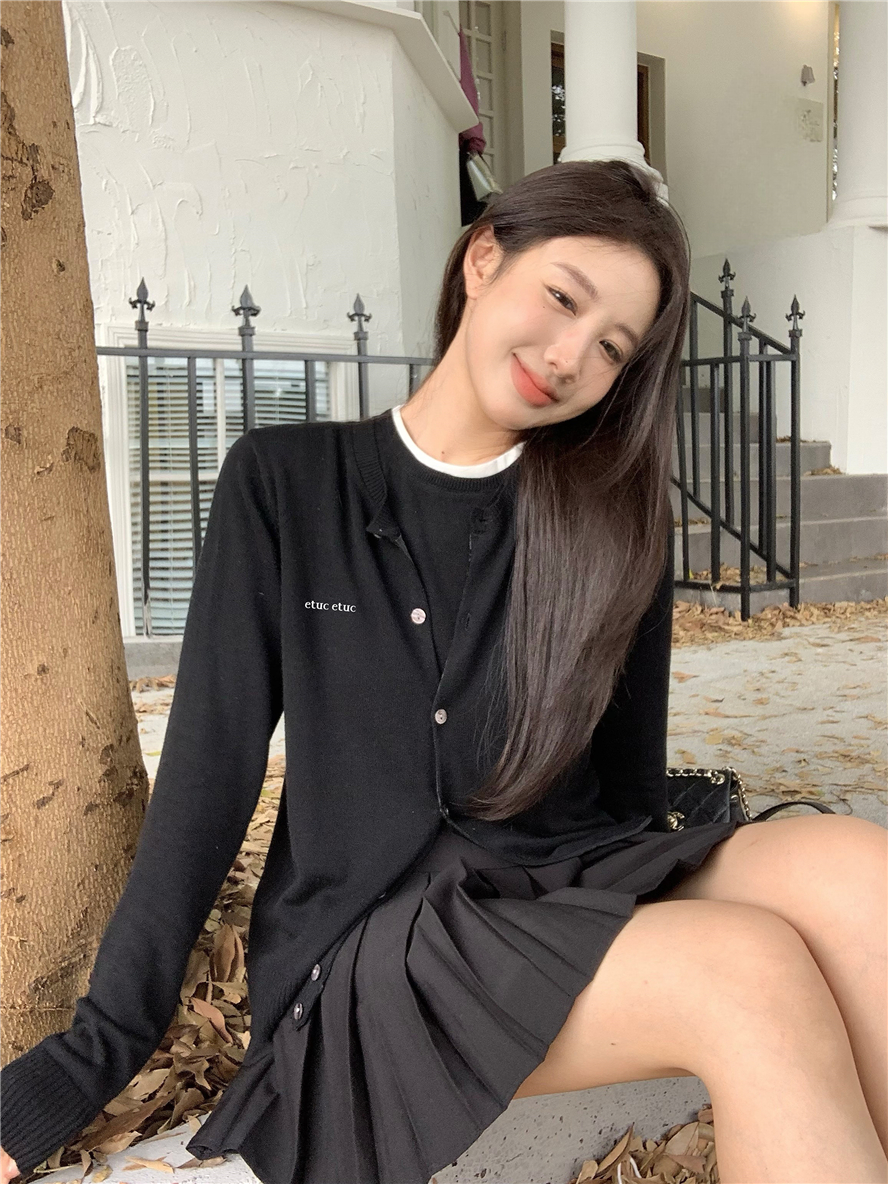 Real shot of knitted cardigan for women in autumn, gray high-end two-piece top with sweater