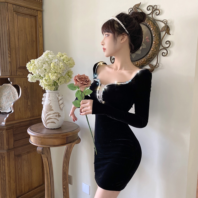Actual shot of new French light luxury sexy dress slim velvet V-neck diamond design dress hip-covering skirt