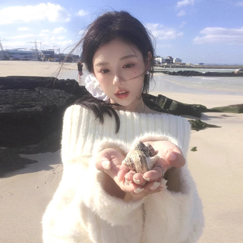 白色翻領一字肩毛衣女秋冬季2023新款溫柔風氣質高級感針織衫上衣