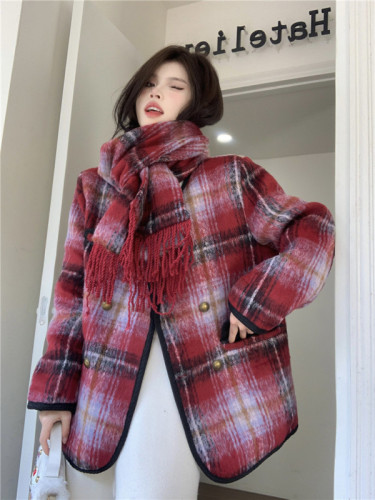 Real shot of winter French retro temperament V-neck with scarf and quilted thickened warm coat design coat for women