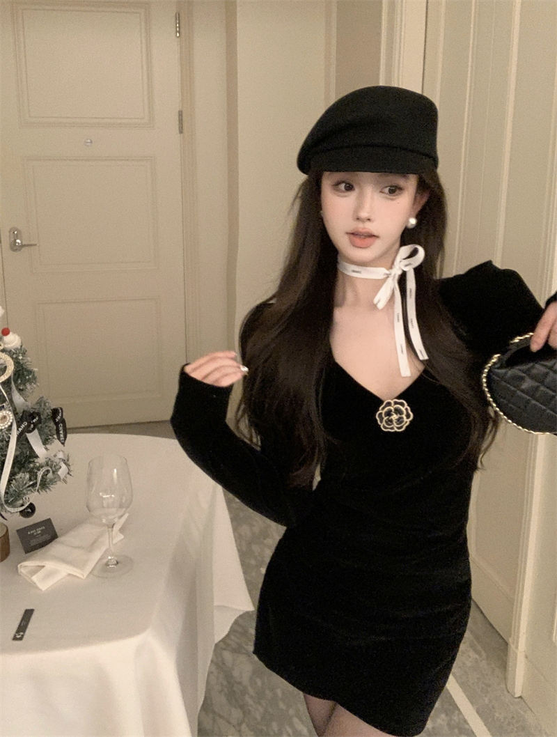 實拍 黑色絲絨連衣裙女秋冬收腰顯瘦包臀短裙