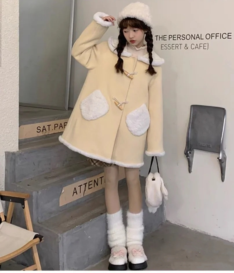 奶黃色羊羔毛牛角扣外套女小個子2023年秋冬新款娃娃領短款毛呢女