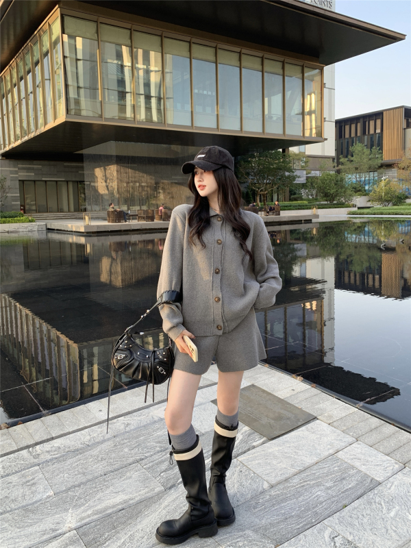 Real shot ~ late autumn cloister polo sweater thick cardigan jacket + knitted wide-leg shorts suit