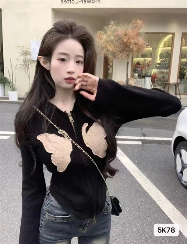 2023秋冬新款設計感辣妹連帽蝴蝶貼布破洞長袖開衫上衣女