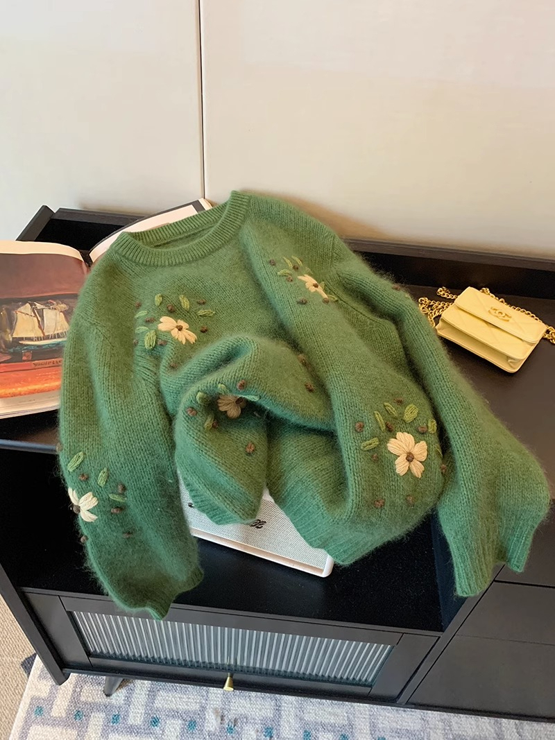 復古綠色碎花刺繡軟糯圓領毛衣女秋季2023新款寬鬆慵懶風針織上衣