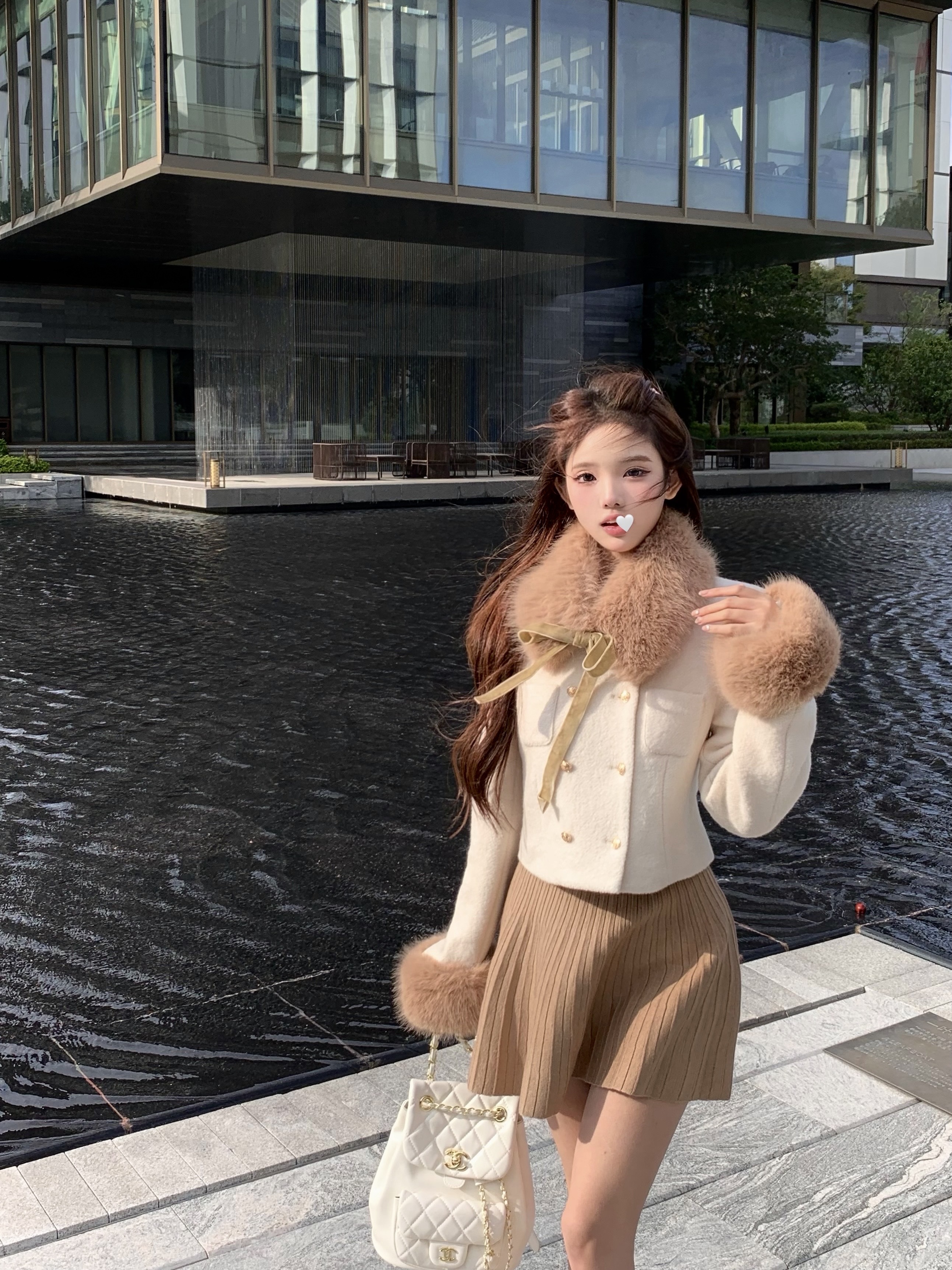 Actual shot of winter mocha chevron double-breasted woolen jacket + brown fur collar and fur sleeves + knitted umbrella skirt in winter