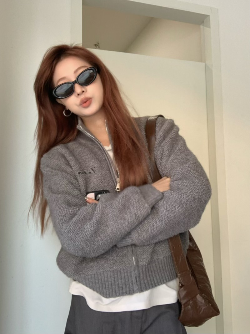 Real shot of thickened warm curly fur baseball zipper embroidered sweater jacket