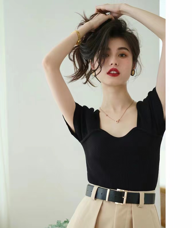 法式白色方領冰絲針織短袖t恤女夏高級感修身露鎖骨別致短款上衣