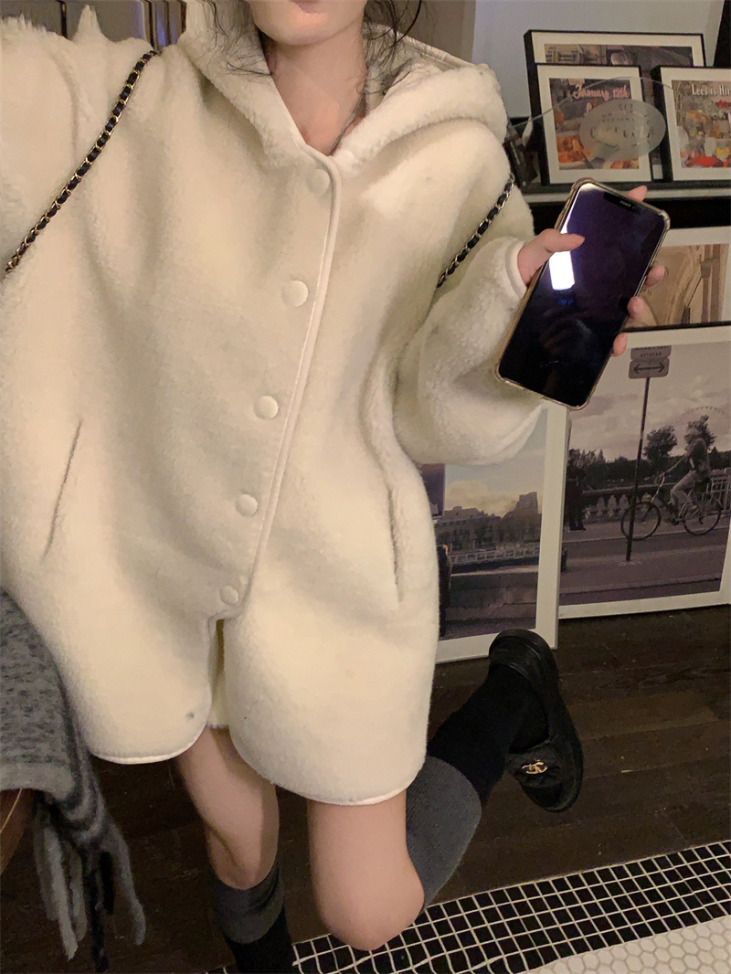 Actual shot~White hooded mid-length grained velvet one-piece lambswool coat for women