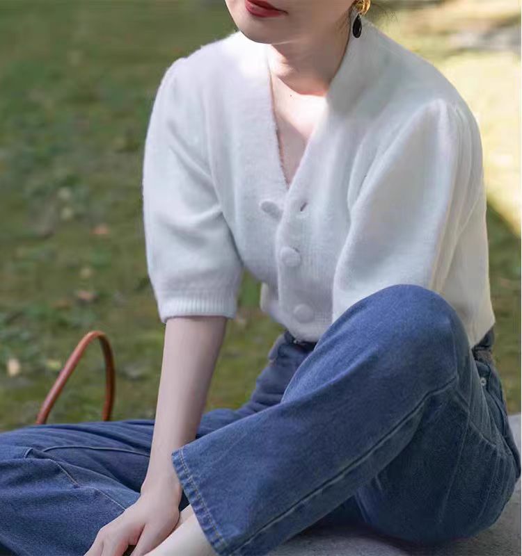 牛油果綠短袖泡泡袖v領毛衣女早秋薄款法式復古短款針織開衫上衣