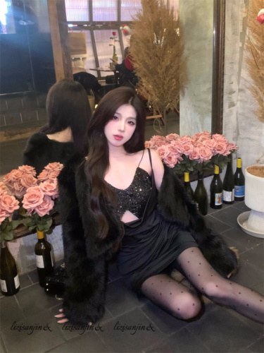 Actual shot of sexy sequin suspender two-piece dress, banquet atmosphere black skirt, versatile furry cardigan