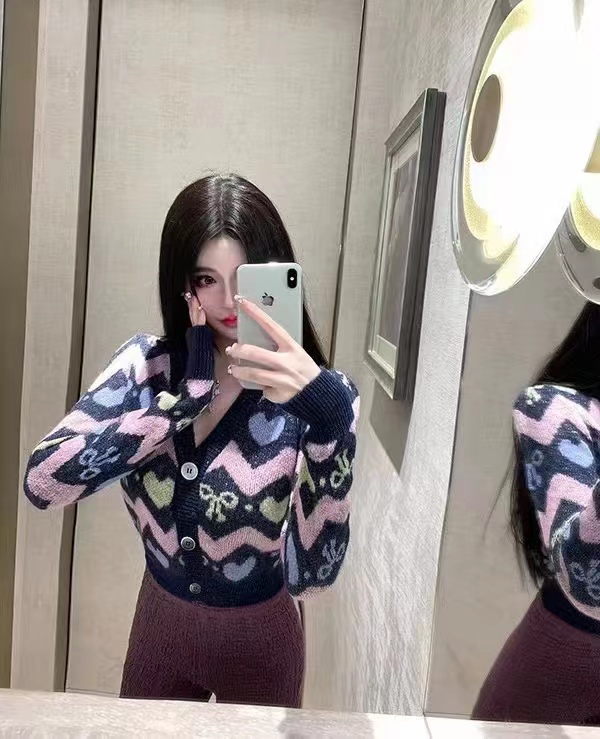 2023春秋新款設計感甜美愛心印花短款毛衣外套女V領針織開衫上衣