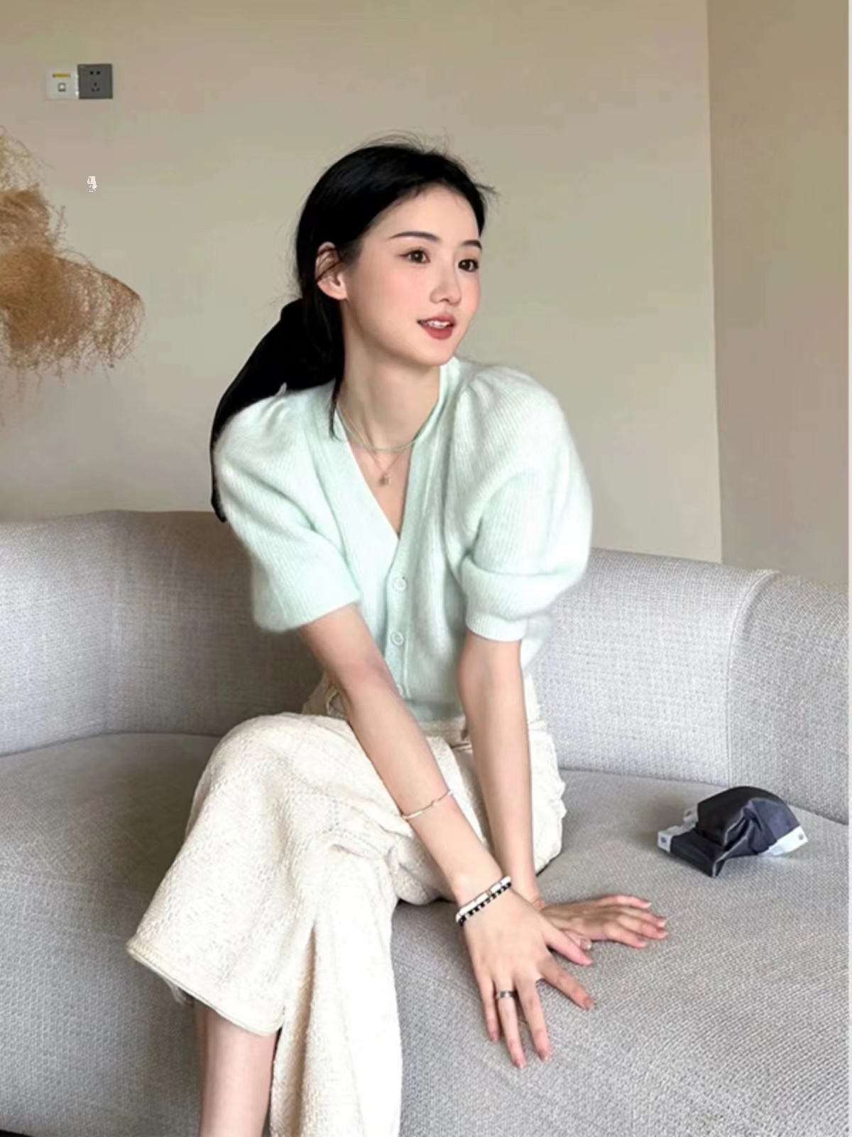 綠色針織短袖T恤女2023新款高級設計感小眾小個子法式V領短款上衣