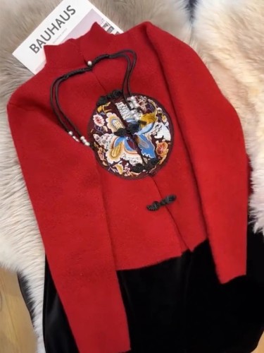 新中式盘扣重工刺绣红色毛衣女秋冬季时尚设计感立领开衫外套