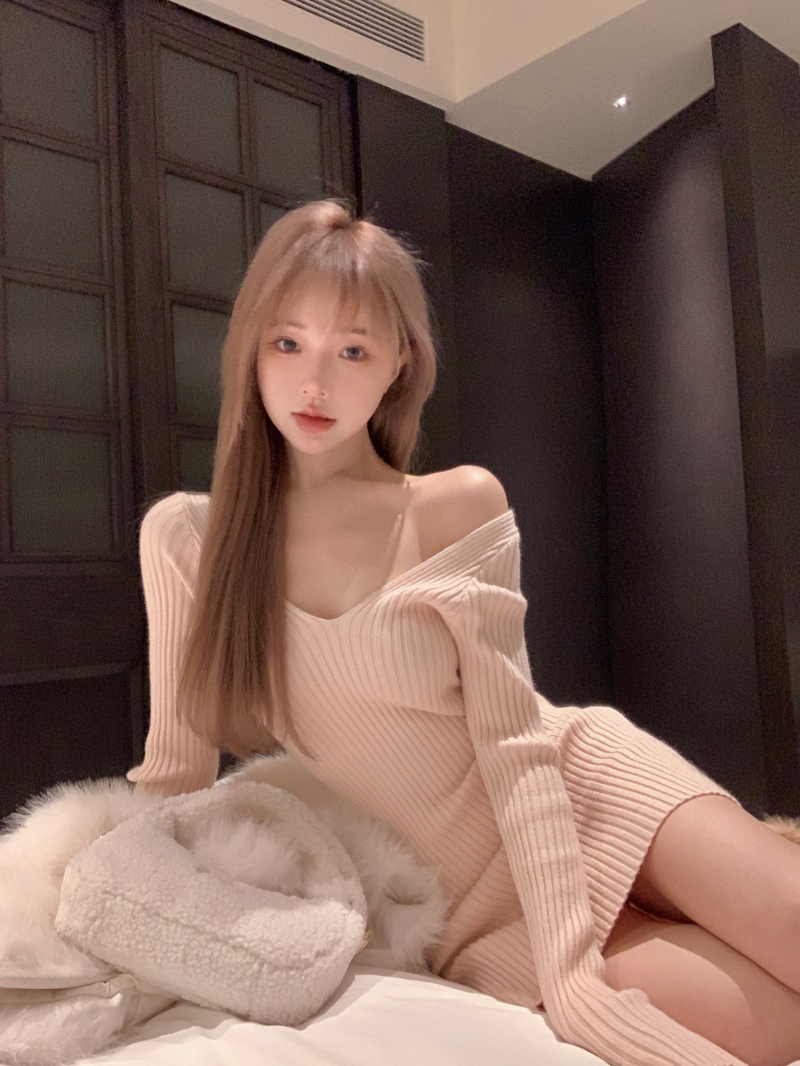 Real shot of autumn and winter pink hip-hugging bottoming sweater skirt knitted dress