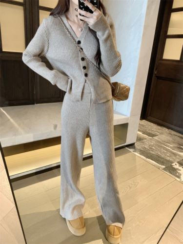 Actual shot of new winter V-neck single-breasted long-sleeved sweater + elastic waist wide-leg pants suit with scarf