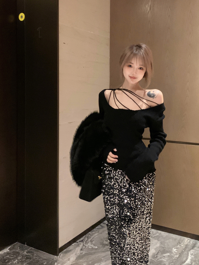 Actual shot of large round neck floral knitted sweater + slimming heavy-duty high-waist slit sequined skirt