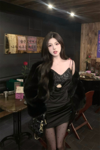 Actual shot of sexy sequin suspender two-piece dress, banquet atmosphere black skirt, versatile furry cardigan