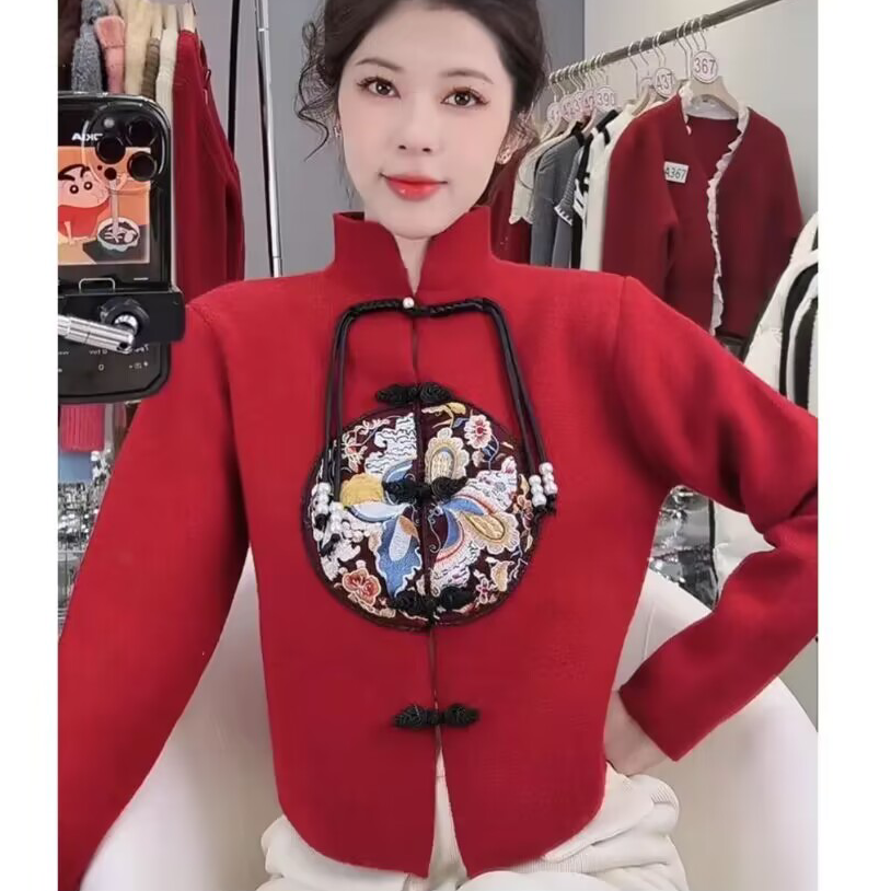Design new Chinese style plate button heavy embroidery solid color stand collar sweater 2023 winter new style