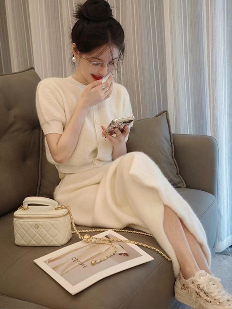秋冬一整套搭配白色短款針織毛衣開衫高端溫柔風別致半身裙兩件套