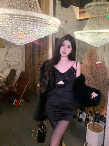 Actual shot of sexy sequin suspender two-piece dress, banquet atmosphere black skirt, versatile furry cardigan