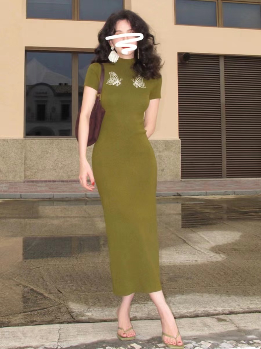 港風復古半高領蝴蝶刺繡針織長裙子2023秋季後開叉短袖連衣裙女潮