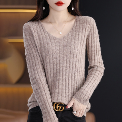 Elegant V-neck pullover sweater for women, slim fit, long-sleeved knitted bottoming shirt, short top sweater