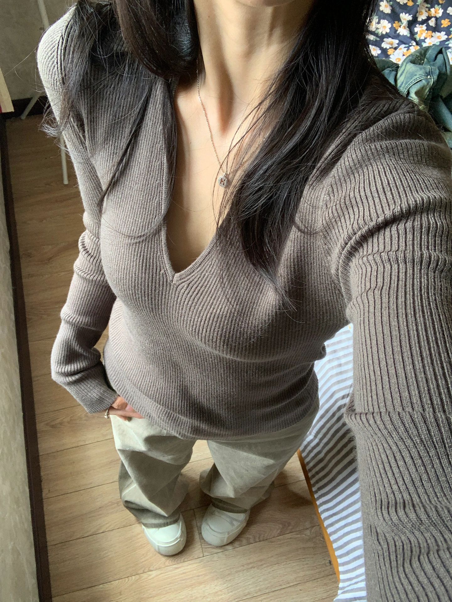 修身辣妹v領針織衫女秋冬季2023新款內搭打底衫收腰顯瘦長袖上衣