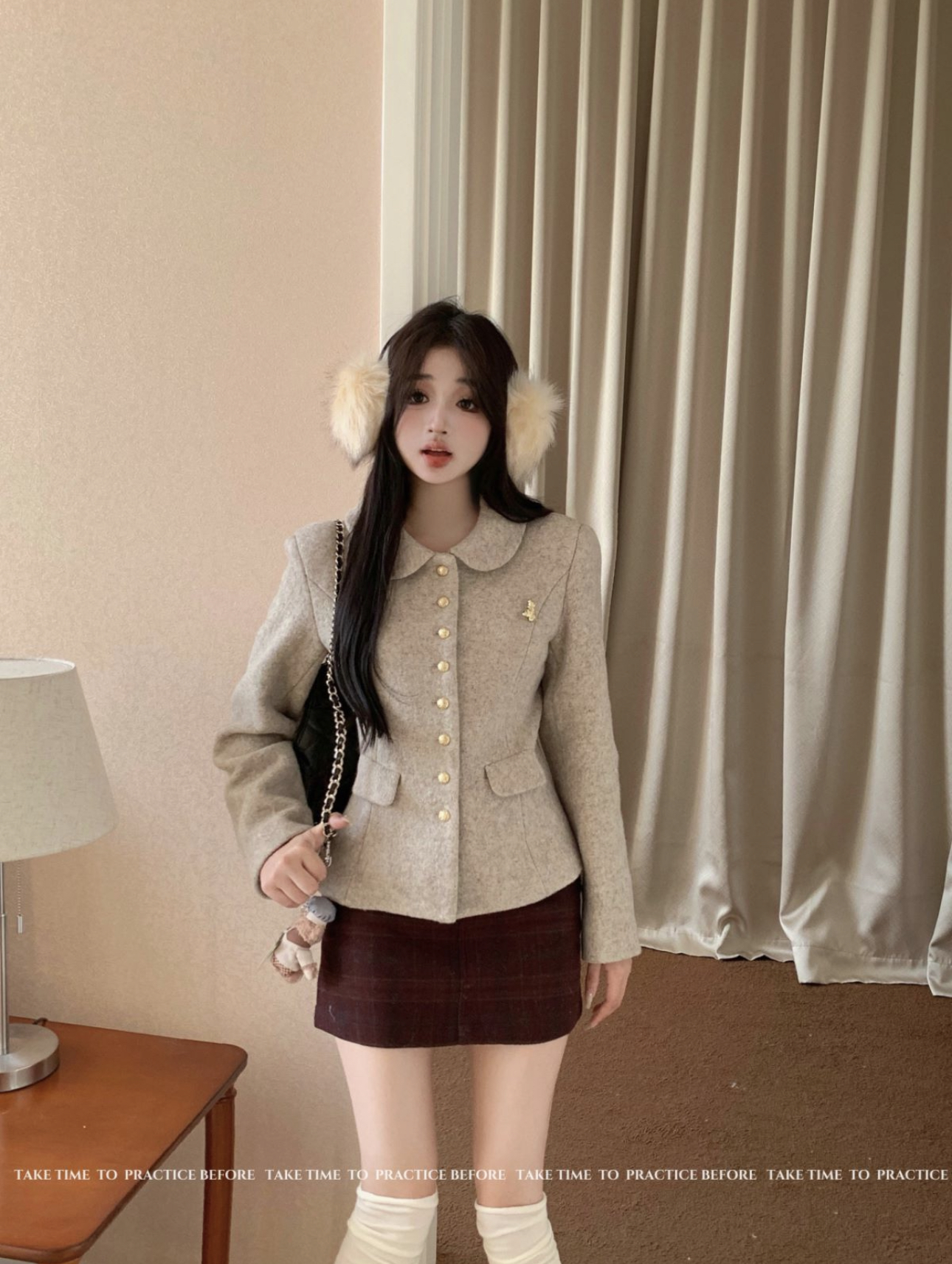 Actual shot of Korean female high school student autumn and winter 2023 new short woolen coat burgundy skirt suit
