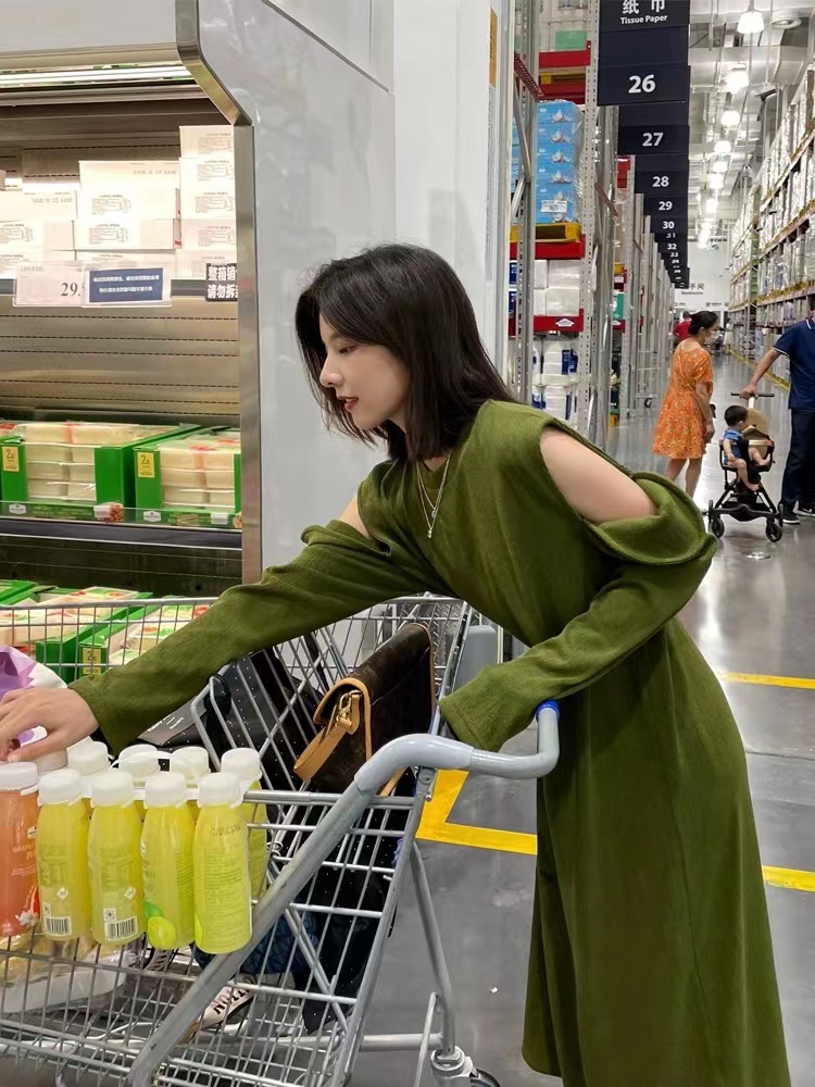 設計感小眾露肩開叉長袖針織連衣裙女秋季法式慵懶風高級感顯瘦裙