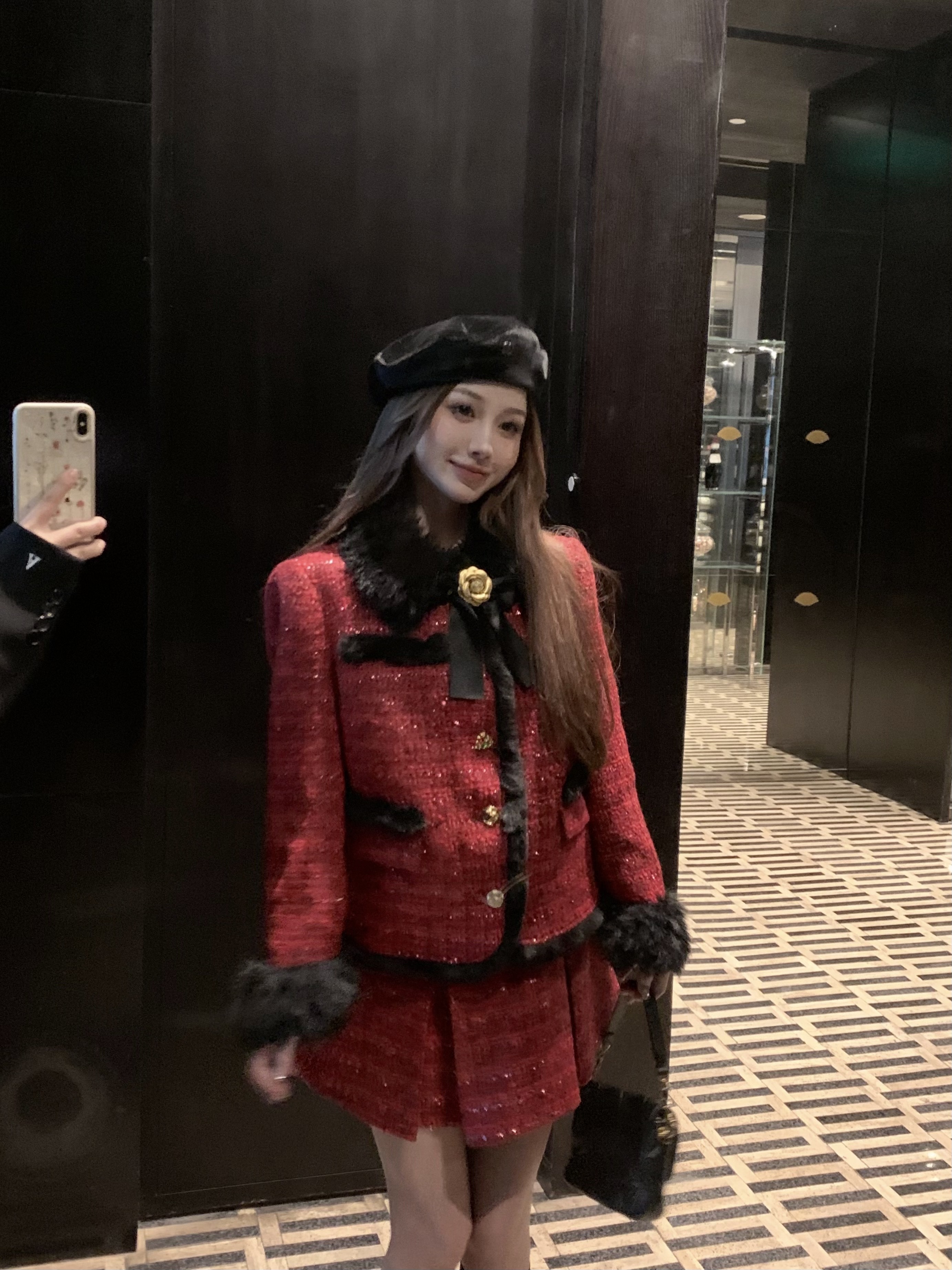 Actual shot of New Year’s shirt with high-end fur splicing and small fragrant style jacket + skirt + gold rose bow brooch