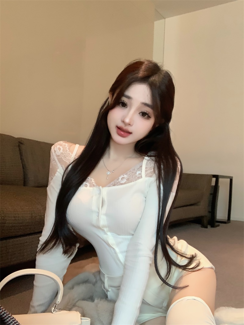 Real shot of original lace pure desire royal sister Bai Yueguang long-sleeved inner wear slimming autumn and winter top